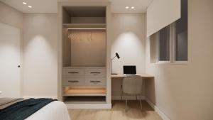 1 dormitorio con 1 cama y escritorio con ordenador portátil en conchas, en Madrid