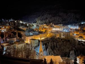 a view of a city at night with lights at Panorama Spa Lodges DAS.SCHILLER in Bad Gastein