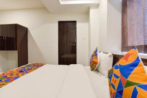 Postel nebo postele na pokoji v ubytování FabHotel Shri Krishna