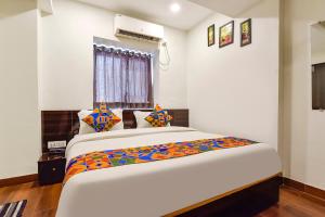 Postel nebo postele na pokoji v ubytování FabHotel Shri Krishna
