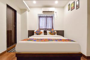 Postel nebo postele na pokoji v ubytování FabHotel Shri Krishna