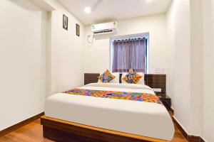 Postel nebo postele na pokoji v ubytování FabHotel Shri Krishna
