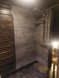 a bathroom with a shower with a glass door at Lomariihi 1 in Muurame