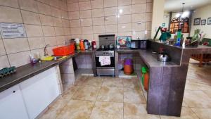 uma pequena cozinha com um balcão e um fogão em Casa Huéspedes Pimentel em Pimentel