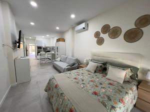 een slaapkamer met een bed en een woonkamer bij Málaga centro estudio precioso 4 in Málaga