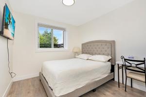 um quarto branco com uma cama e uma janela em William Place em Surrey