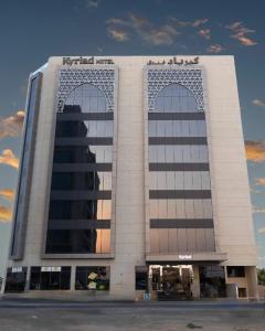 een gebouw met twee gebogen ramen erop bij Kyriad Muscat Hotel in Muscat