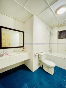 een badkamer met een toilet, een bad en een wastafel bij D MARINE’ HOMESTAY in Kota Kinabalu