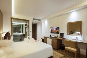 Postel nebo postele na pokoji v ubytování Comodo Nha Trang Hotel