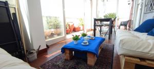a living room with a couch and a table at appartamento panoramico su Roma in Rome