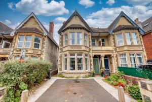 uma casa grande com uma entrada em frente em Exquisite Flat - Parking - Sleeps 9 em Bristol