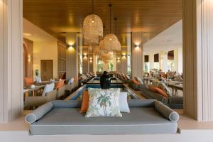 Ein Sitzbereich in der Unterkunft Apsara Beachfront Resort & Villa - SHA Extra Plus
