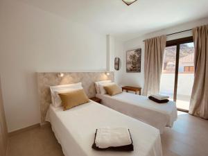 Postel nebo postele na pokoji v ubytování Moon + 86 fotografií