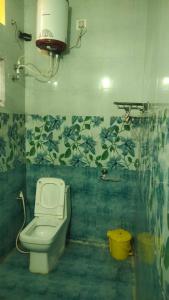 łazienka z toaletą i wiadrem w obiekcie SP cottage&home stay w mieście Yercaud