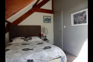een slaapkamer met een groot bed in een kamer bij Les Coquelicots classé 3 étoiles in Paimpol