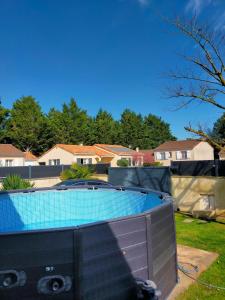 a swimming pool in the backyard of a house at Villa piscine proche Futuroscope in Buxerolles