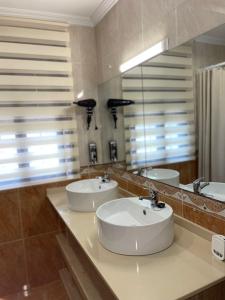 baño con 2 lavabos y espejo grande en ALOJAMIENTO Rural AVD SIERRA MÁGINA, en Carchelejo