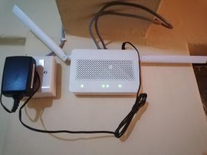 une boîte avec un modem et un haut-parleur sur une table dans l'établissement Forest green Inn, à Kakamega