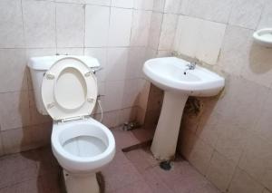 łazienka z toaletą i umywalką w obiekcie Forest green Inn w mieście Kakamega
