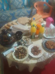 una mesa cubierta con platos de comida y bebida en Tanger tanger tanja, en Tánger