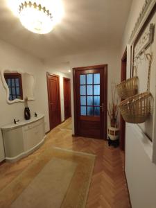 sala de estar con puerta y lámpara de araña en PISO MANCE, en Allariz