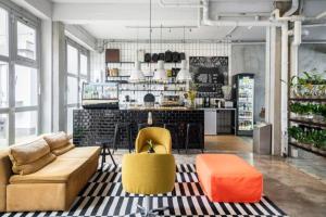 Uma área de estar em WALLYARD Stay