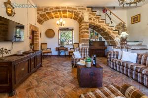 Alghero prestigiosa antica dimora indipendente con piscina per 9 persone في ألغيرو: غرفة معيشة مع كنبتين وطاولة