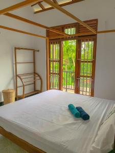 um quarto com uma cama grande e duas almofadas azuis em Aldea bleu em Midigama East
