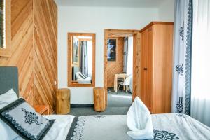ザコパネにあるMy Tatra Residenceのベッドルーム1室(ベッド1台、鏡2つ付)