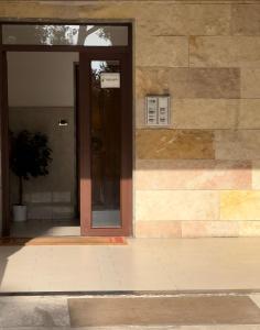 una porta di un edificio con una pianta accanto di Rosina apartment a Torre del Greco