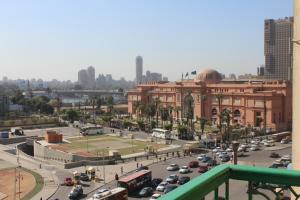 una concurrida calle de la ciudad con tráfico frente a un edificio en City View Museum Hotel en El Cairo
