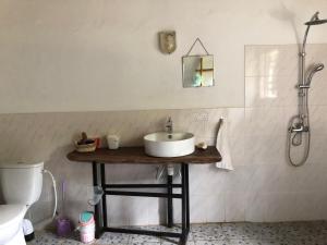 y baño con lavabo y ducha. en Karamaluu Garden Lodge, en Gunjur