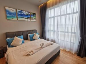 een slaapkamer met een groot bed en een groot raam bij DIY Studio Apartment at Imperium Residence Kuantan in Kampong Seberang Panchor