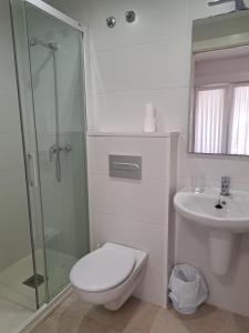 A bathroom at Pension Iruna