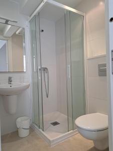 A bathroom at Pension Iruna