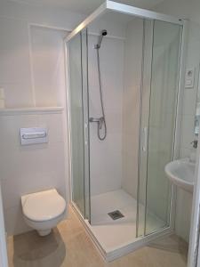 A bathroom at Pension Iruna