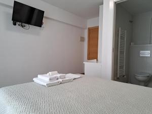 A bed or beds in a room at Pension Iruna