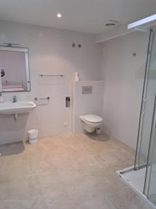 A bathroom at Pension Iruna