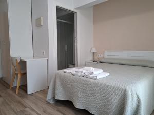 A bed or beds in a room at Pension Iruna