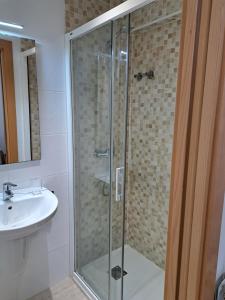 A bathroom at Pension Iruna
