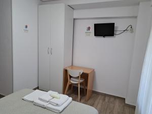 A television and/or entertainment centre at Pension Iruna