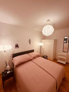 um quarto com uma cama grande e 2 candeeiros em Ursula Rosé Collection an der Donau em Viena