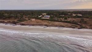 eine Luftansicht eines Hauses auf einer Insel im Ozean in der Unterkunft Villa Le P’tit Paradis in Ngalou Sessène