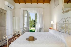 La CroceにあるHouse in the heart of Tuscany with A/C and pool!のベッドルーム(白いベッド、帽子付) +46枚の写真