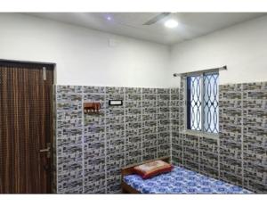 Pokój z łóżkiem i oknem w obiekcie Eeshwar Lodge, Patnagarh, Odisha 