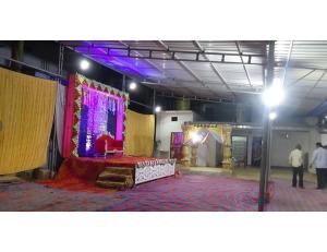 a room with a stage with a red and purple w obiekcie Eeshwar Lodge, Patnagarh, Odisha 