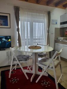 مطبخ أو مطبخ صغير في Apartman Čaroban odmor Divčibare