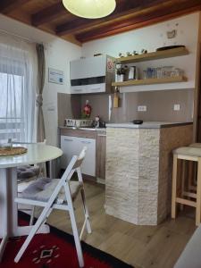 kuchnia ze stołem, stołem i krzesłami w obiekcie Apartman Čaroban pogled Divcibare w mieście Divčibare