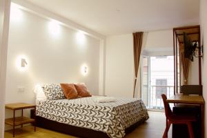 ein Schlafzimmer mit einem Bett und einem großen Fenster in der Unterkunft Hotel Ciao in Rom