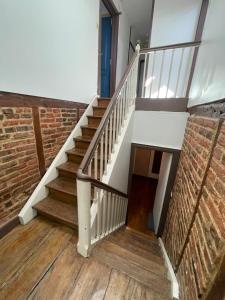 - un escalier dans un ancien bâtiment en briques doté de parquet dans l'établissement Douai house, à Douai